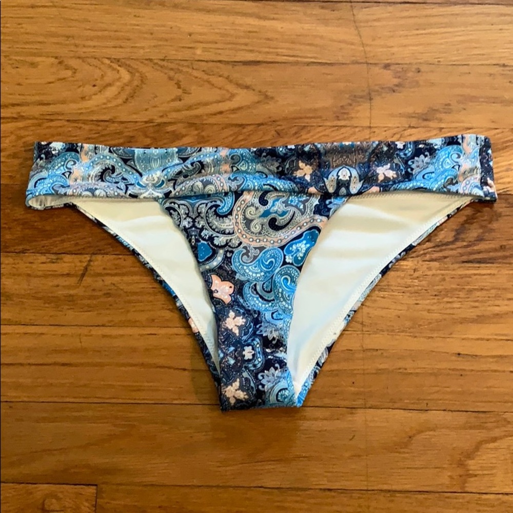 Patterned bikini bottoms